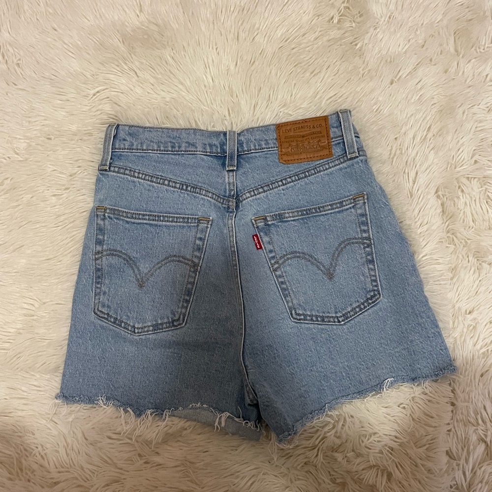 Levi’s Ribcage Shorts - Picture 3 of 4